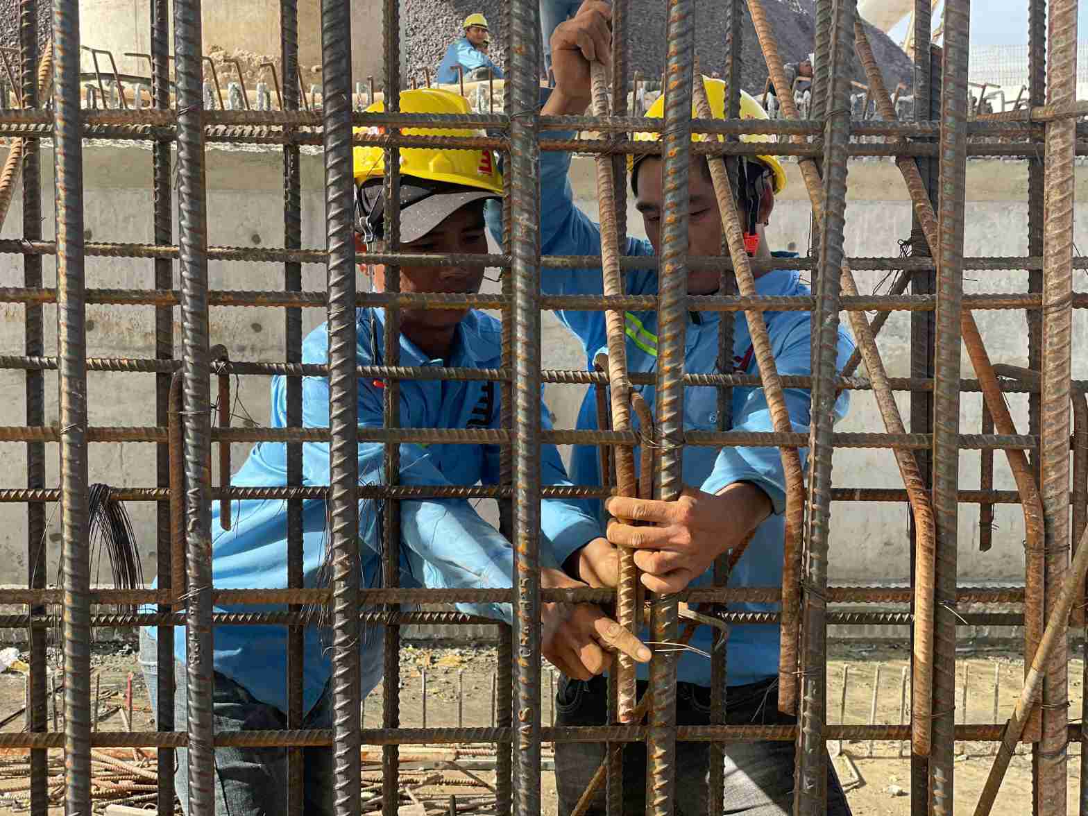 Cac don vi dang tang ca, tang kip de day nhanh tien do. Anh: Dinh Trong