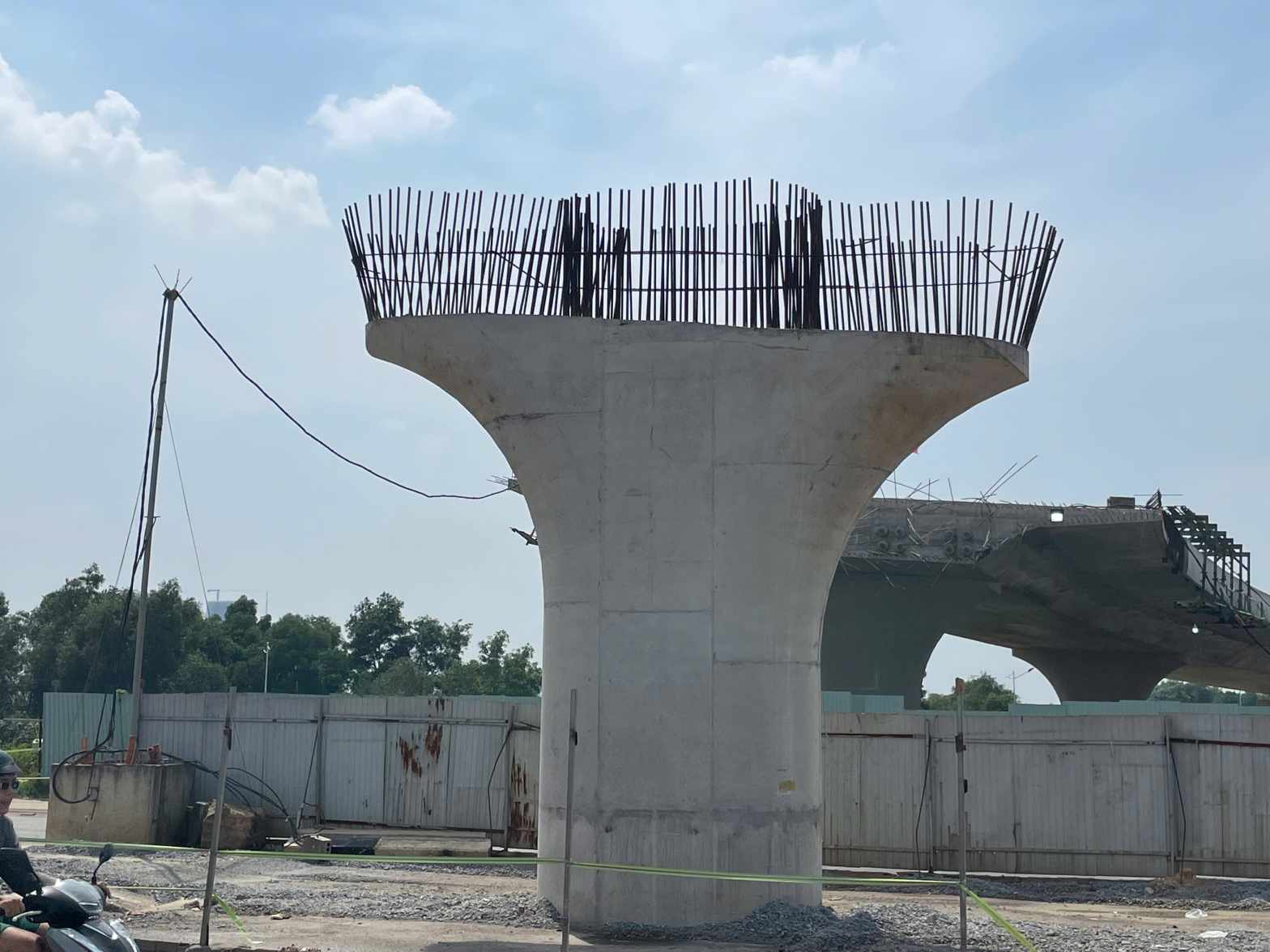 Tru cau vuot o giua duong My Phuoc - Tan Van da duoc xay dung. Anh: Dinh Trong