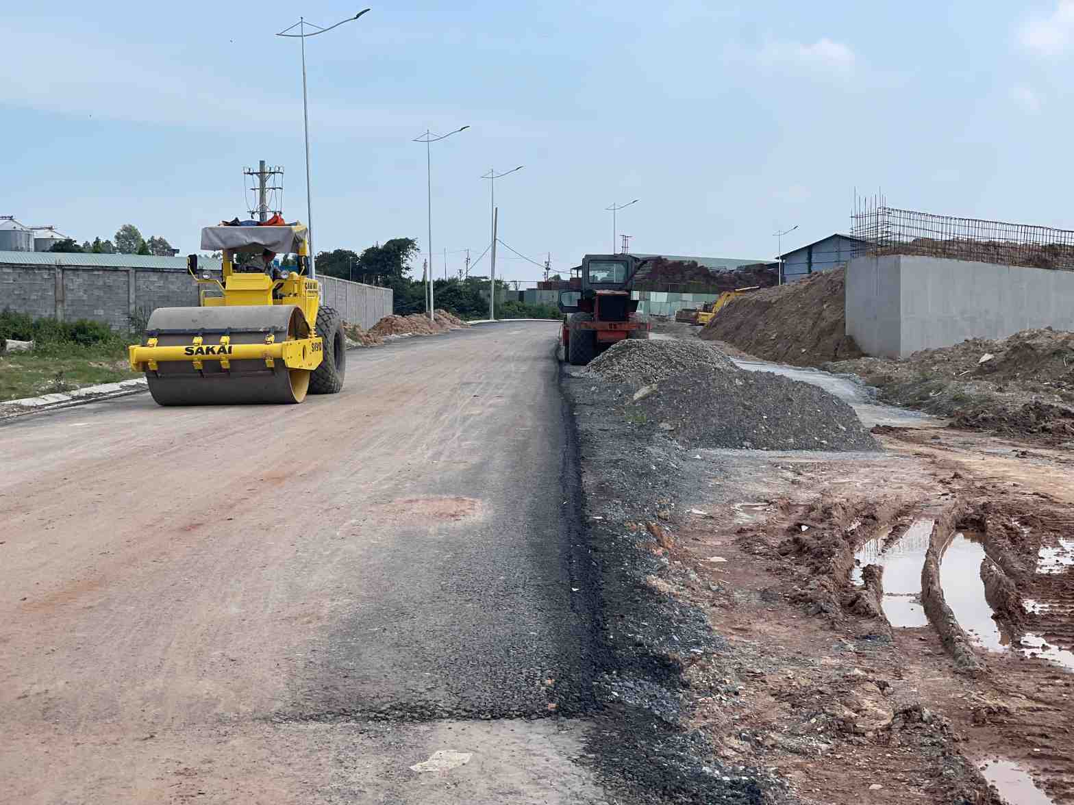 Hang muc duong dan vao nut giao dang thi cong lop cap phoi da dam va lu len. Anh: Dinh Trong