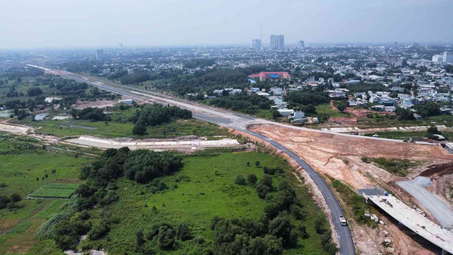 Duong nhanh hai ben cua nut giao Binh Chuan dan vao duong Vanh dai 3 TPHCM dang da duoc do da lu len. Anh: Dinh Trong