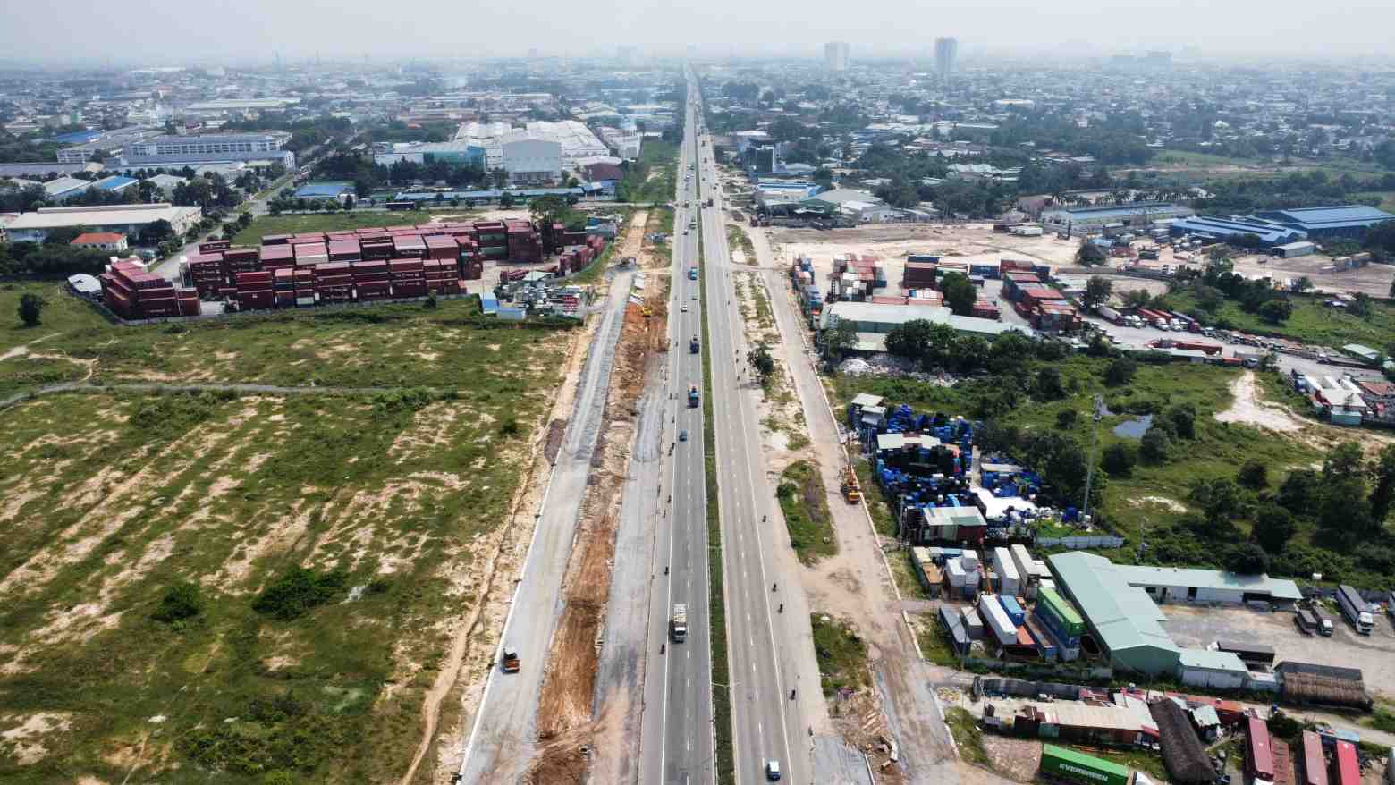 Duong My Phuoc - Tan Van qua nut giao dang duoc mo rong doan qua nut giao Binh Chuan. Anh: Dinh Trong