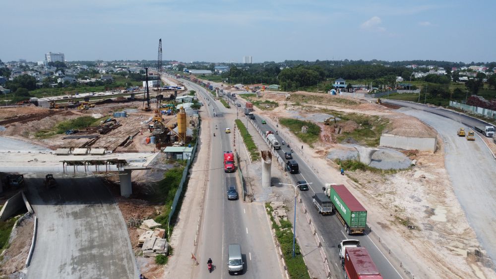 Obra de construccion del paso elevado que cruza la carretera My Phuoc - Tan Van. Foto: Dinh Trong