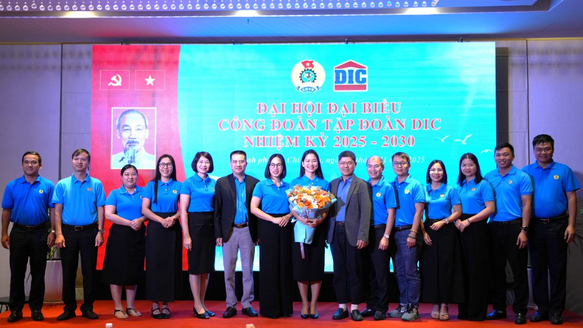 La Asamblea General del Sindicato de Base del Grupo DIC presenta una nueva Junta Directiva de 13 miembros; establece tareas y soluciones innovadoras para adaptarse a la nueva situacion. Foto: Thanh An
