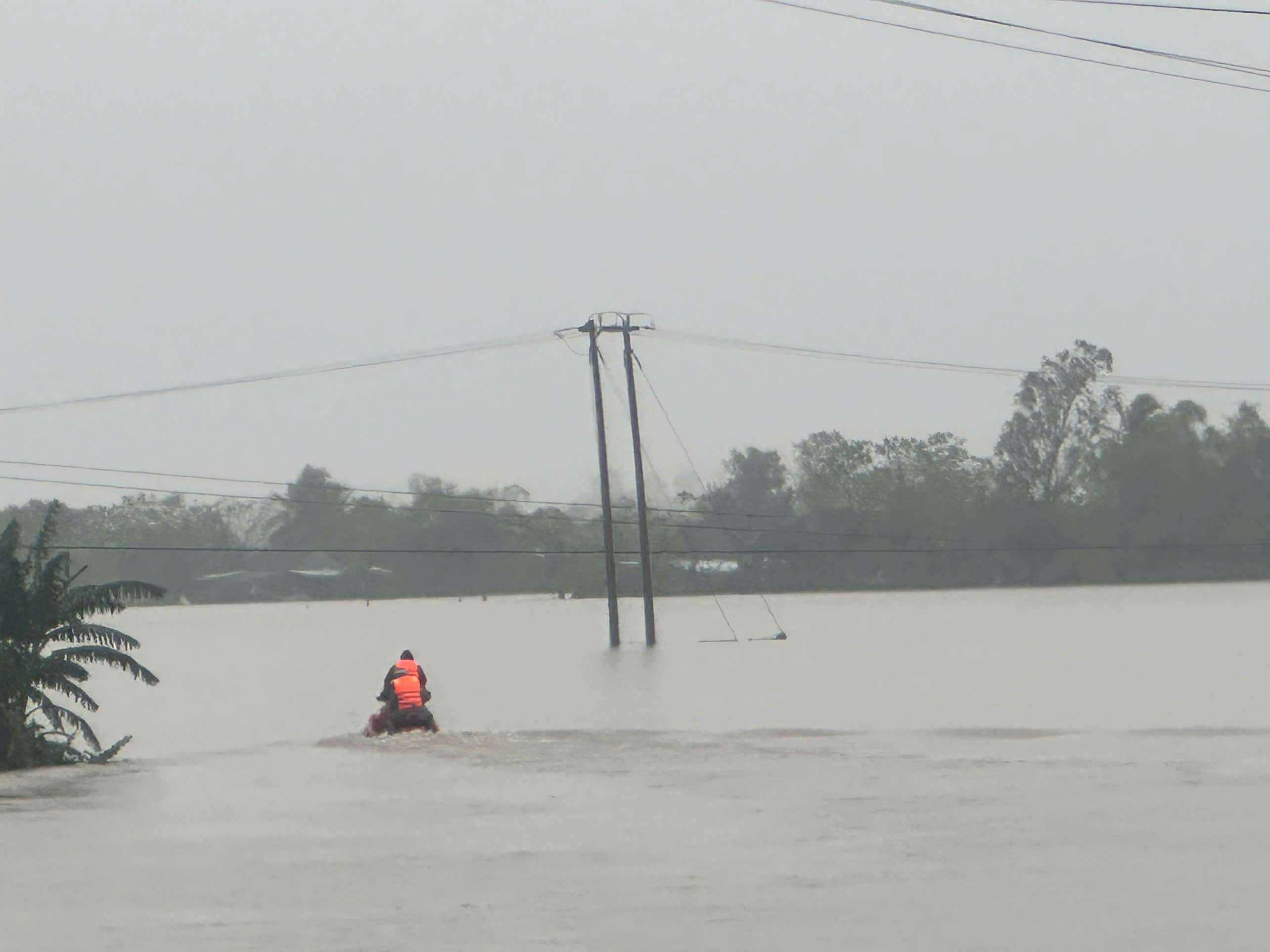 Luc luong cuu ho di chuyen vao cac thon cua xa Hoa Thinh. Anh: Tang Thuy 