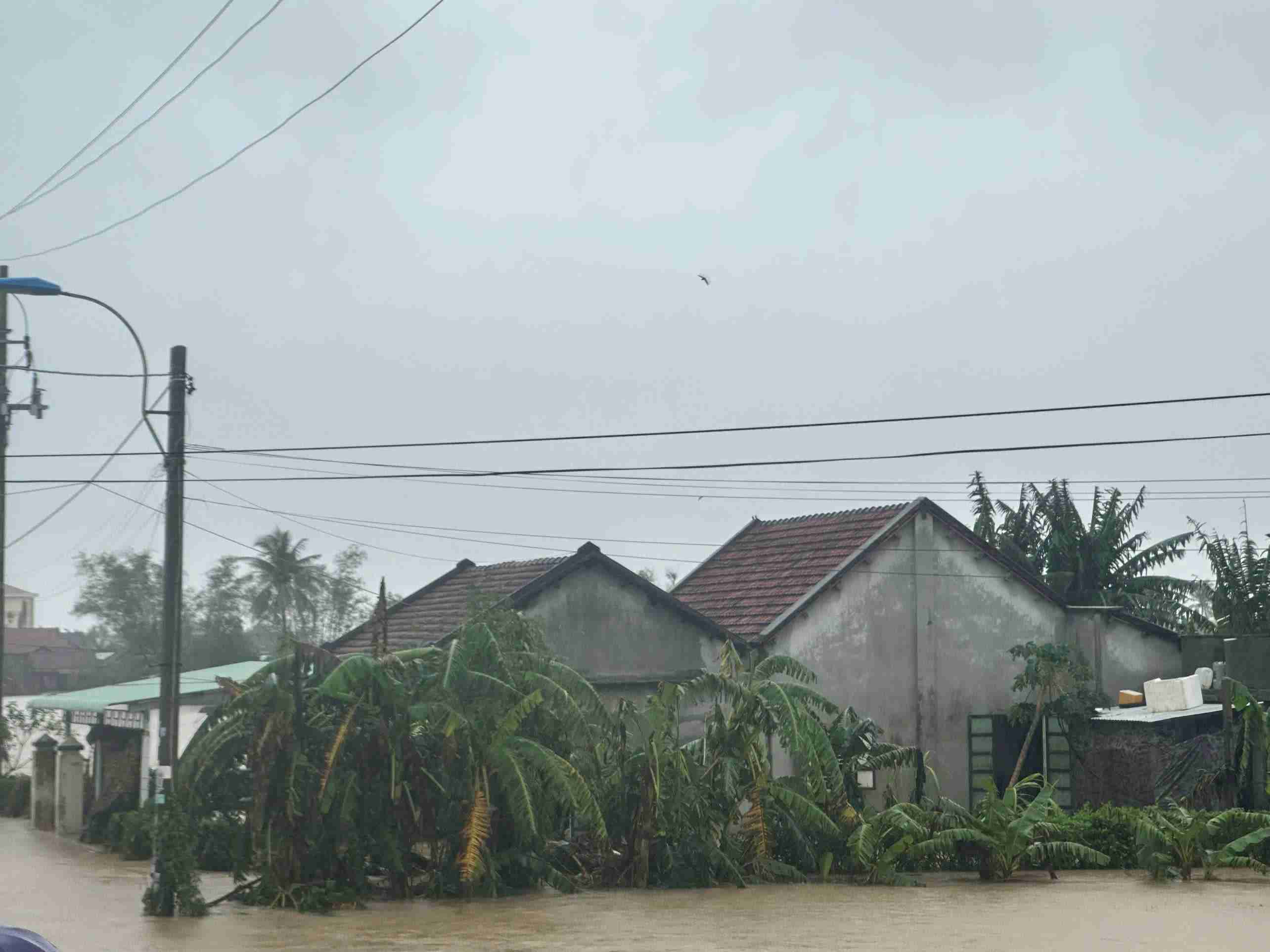 Nhieu thon trong xa van dang bi nuoc lu chia cat. Anh: Tang Thuy