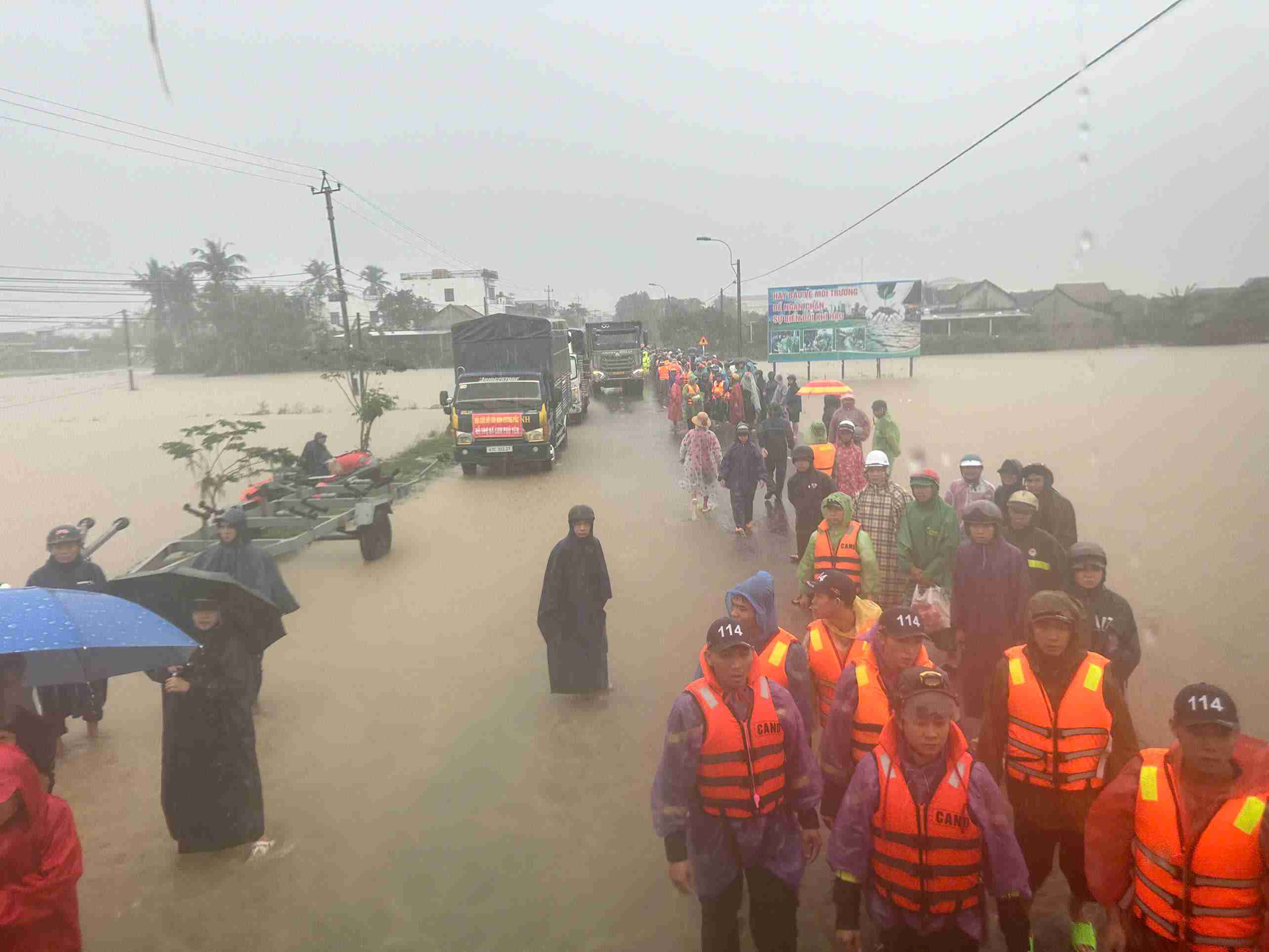 Cong tac cuu ho, cuu nan gap kho khan do nuoc lu van dang o muc cao. Anh: Tang Thuy