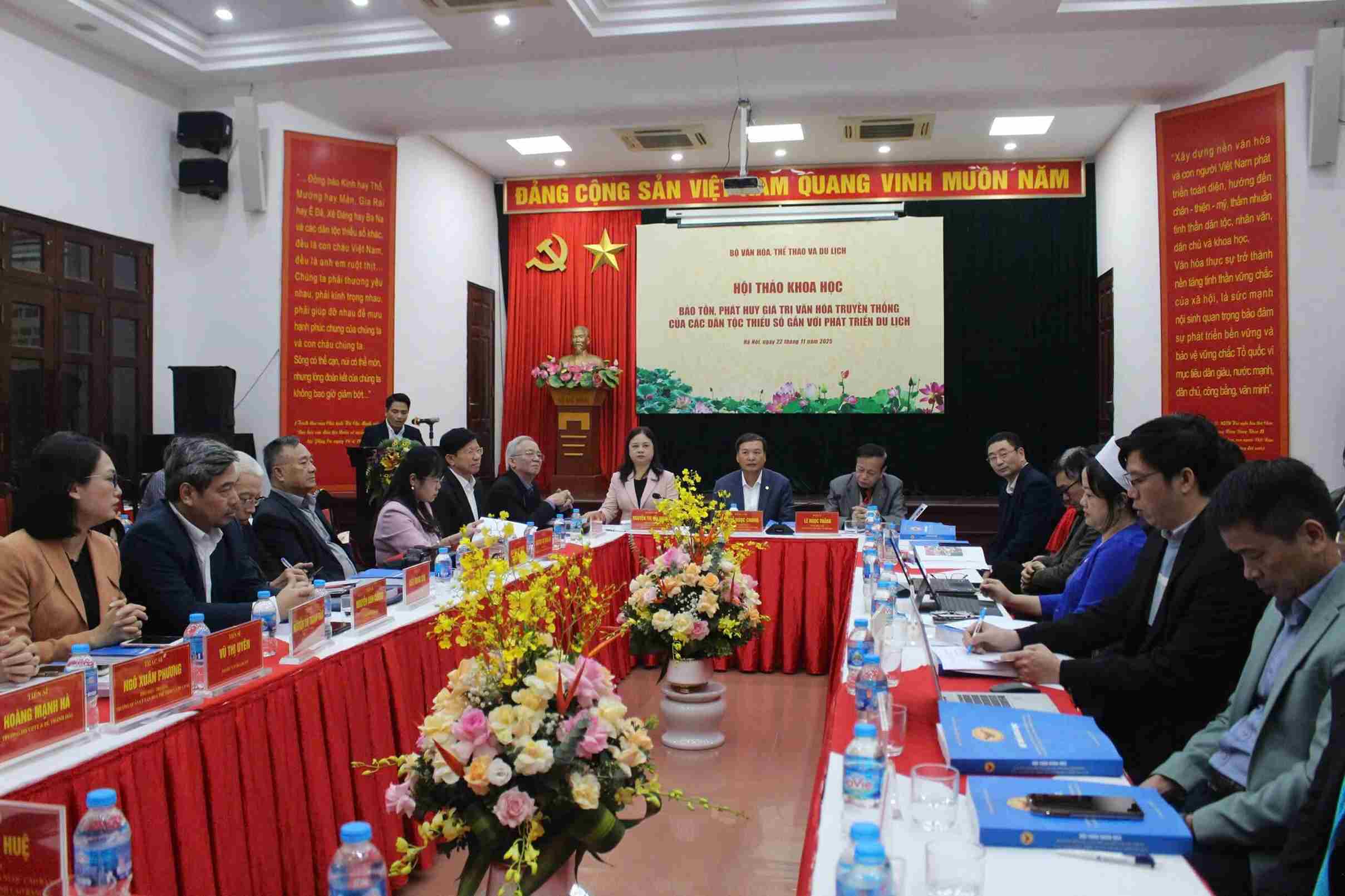 Toan canh Hoi thao khoa hoc “Bao ton, phat huy gia tri van hoa truyen thong cua cac dan toc thieu so gan voi phat trien du lich“. Anh: Le Tuyen