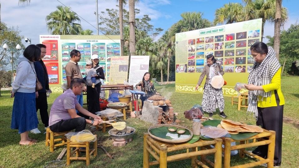 Du khach trai nghiem am thuc dia phuong, thuong thuc banh trang My Long truyen thong. Anh: Hoang Loc 