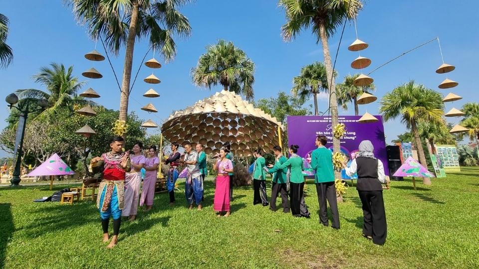 Actividades de intercambio e intercambio cultural entre delegaciones y visitantes. Foto: Phuc Nguyen