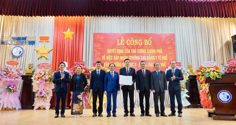 The Board of Directors of Hue University of Medicine and Pharmacy received the merger decision of the Prime Minister. Photo: Quang An.