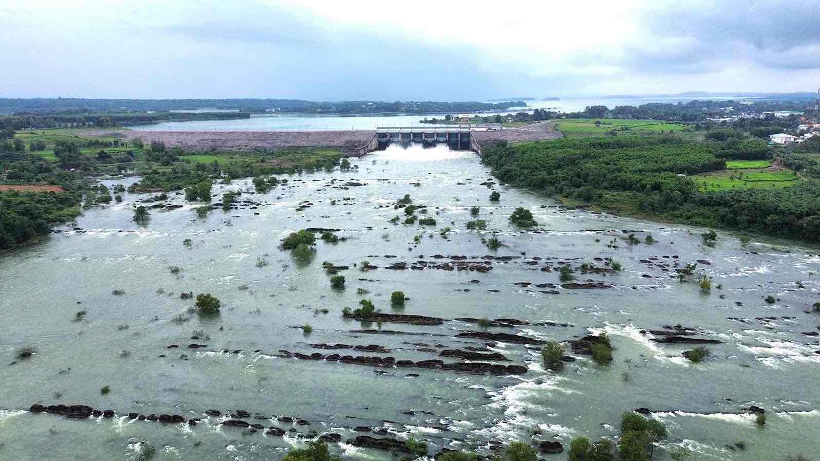 La central hidroelectrica de Tri An descarga inundaciones en la zona baja. Foto: HAC