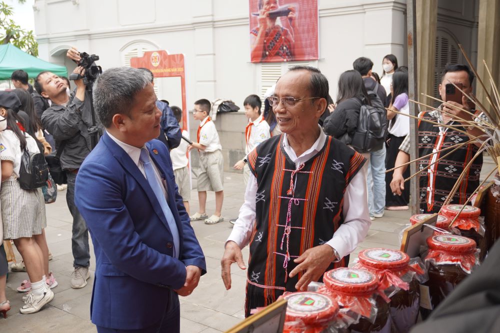 Nguoi dan va du khach tham quan, trai nghiem cac hoat dong tai ngay hoi. Anh: Tran Thi