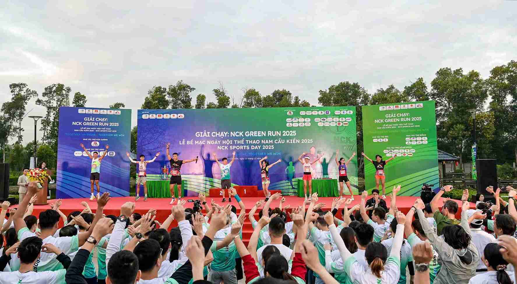 サポーター、労働者がアスリートを熱心に応援しています。写真:組織委員会