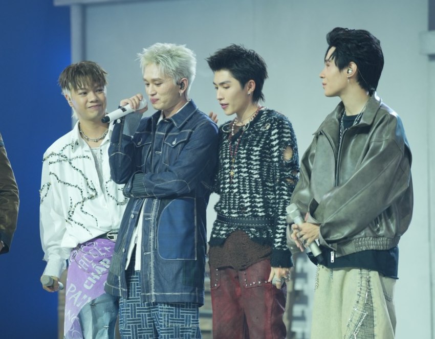 B Ray emotionally shared about his performance in Anh trai say hi. Photo: VieON.