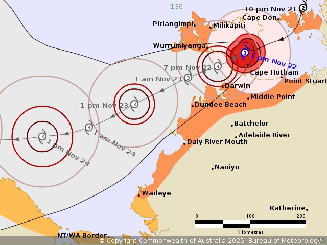 Updated location and path of fina approaching Darwin, Australia on November 22 (local time). Photo: BoM