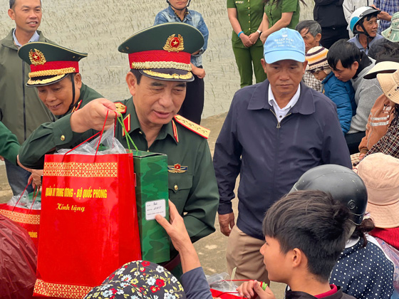 Dai tuong Phan Van Giang trao tung suat qua dong vien nguoi dan. Anh: Luan Tuan 
