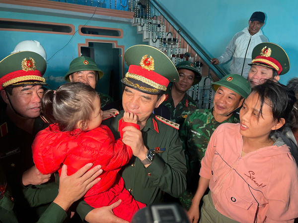 Dai tuong dong vien gia dinh chi Du bi anh huong nang do mua lu. Anh: Luan Tuan 