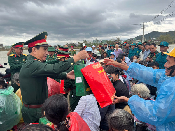 Phan Van Giang 대장이 Gia Lai 홍수 피해 지역 주민들에게 선물을 전달하고 있습니다. 사진: Luan Tuan