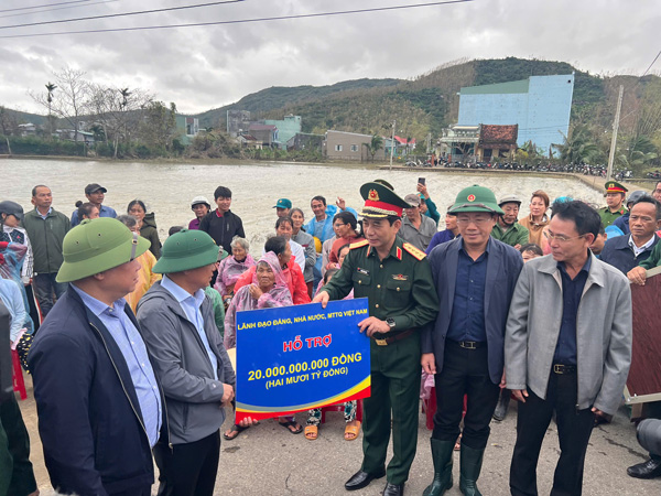 Doan cong tac cua Bo truong Bo Quoc phong trao qua dong vien nguoi dan bi thiet hai. Anh: Luan Tuan 