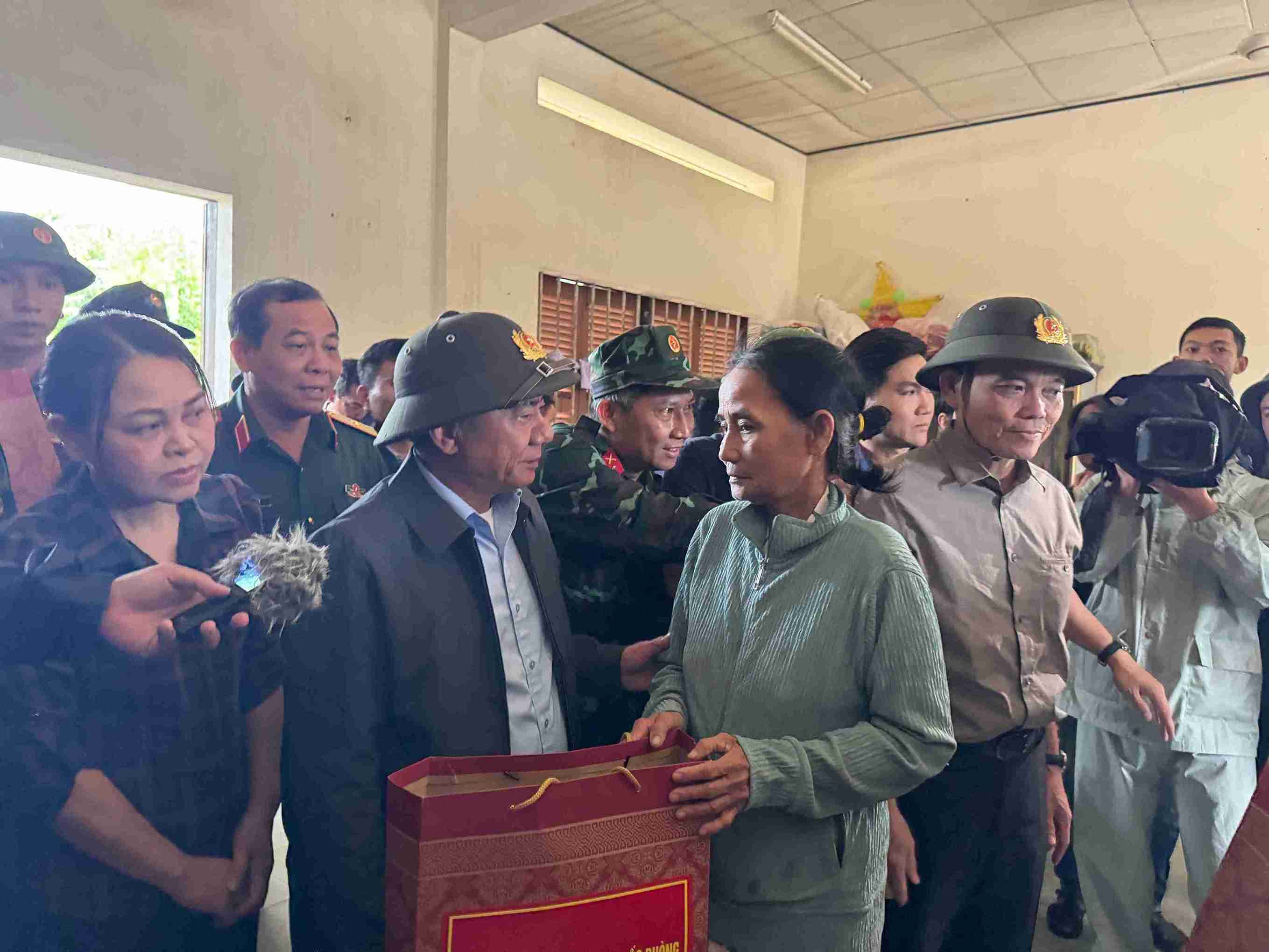 Ba Nguyen Thi Thu Ha - Pho Chu tich - Tong Thu ky Uy ban Trung uong MTTQ Viet Nam va Thuong truc Ban Bi thu Tran Cam Tu tang qua cho nguoi dan Khanh Hoa. Anh: Huu Long