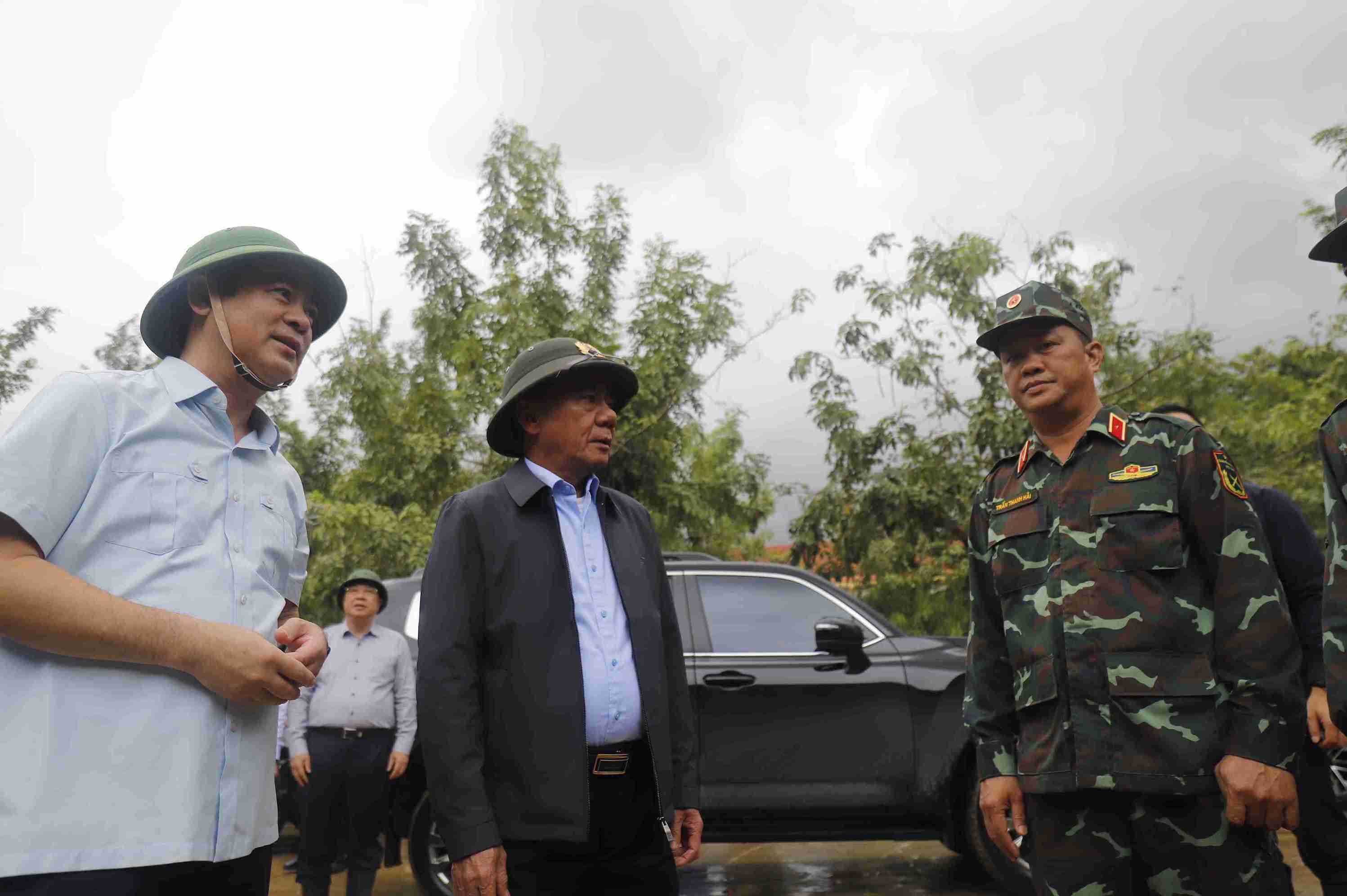 Bi thu Khanh Hoa Nghiem Xuan Thanh (ben trai), bao cao nhanh tinh hinh thiet hai cua dia phuong cho Thuong truc Ban Bi thu Tran Cam Tu. Anh: Huu Long