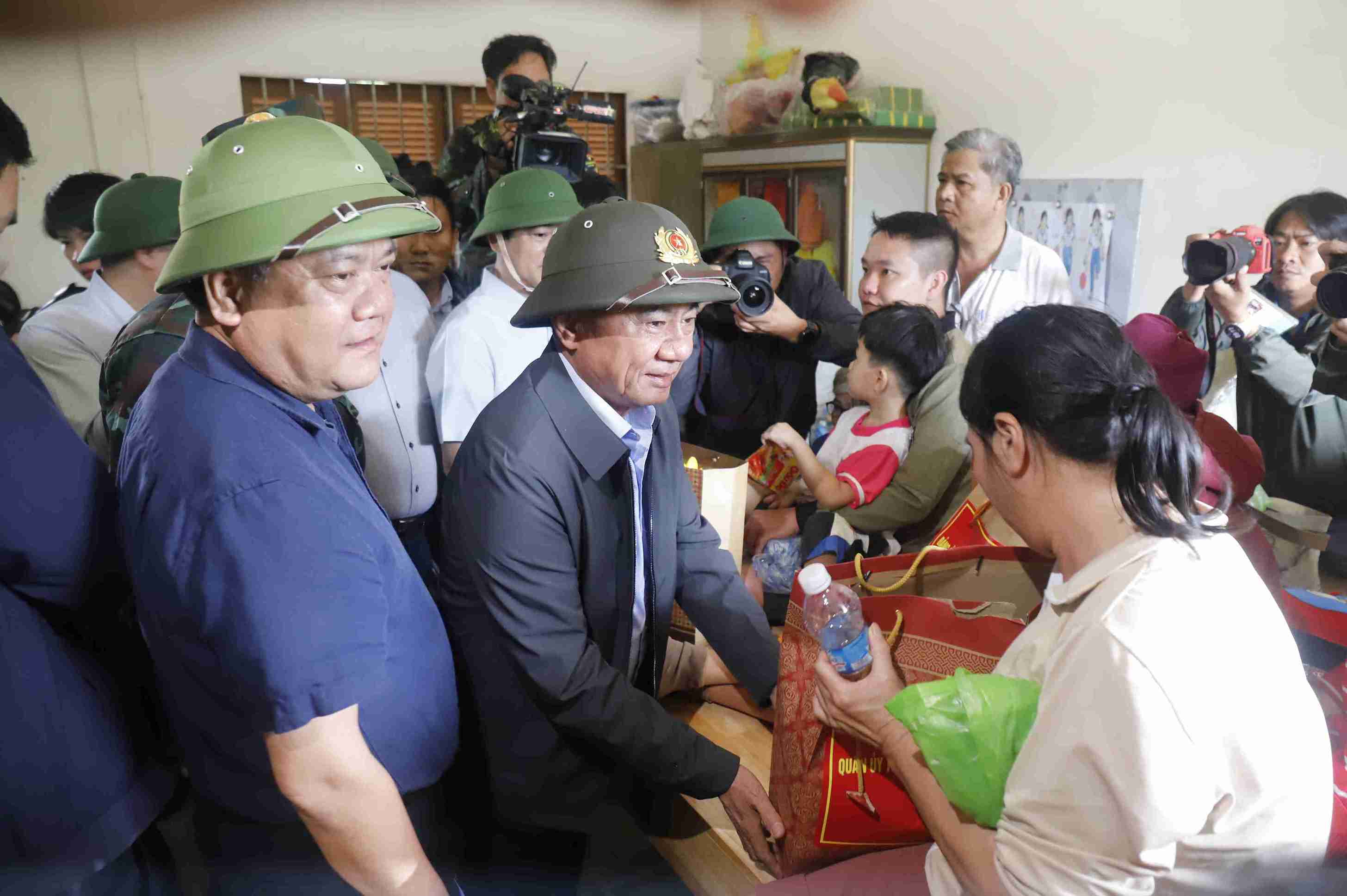 Tran Cam Tu 상임 서기가 Khanh Hoa 홍수 중심지에 들어가 주민들을 위로하고 홍수 피해 복구를 지시하고 있습니다. 사진: Huu Long