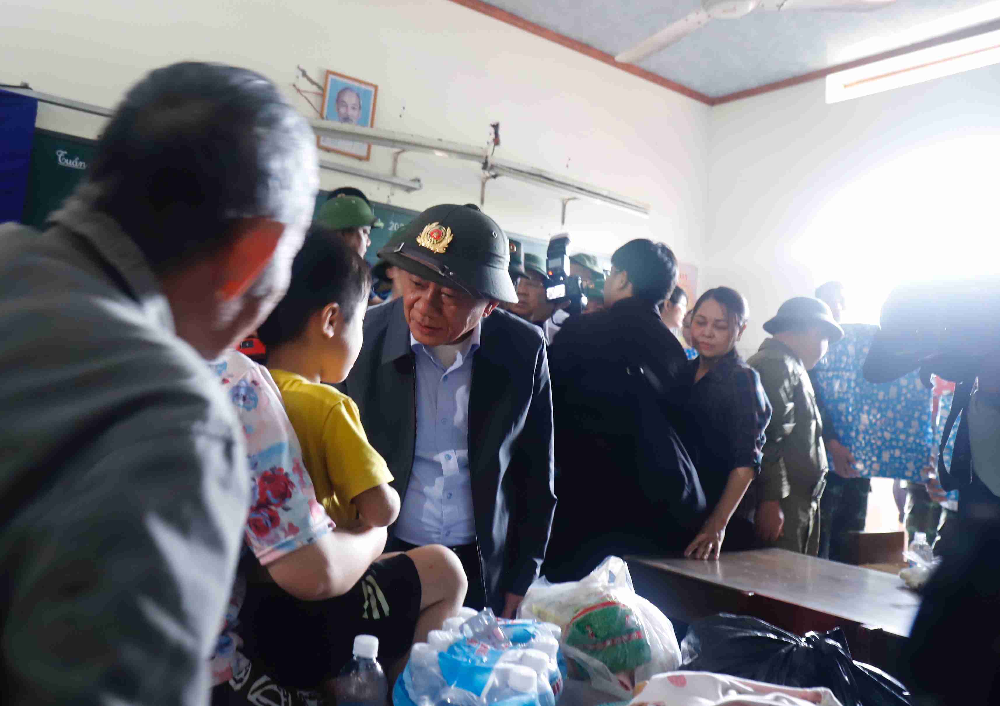 Thuong truc Ban Bi thu Tran Cam Tu an can hoi tham suc khoe cua nguoi dan tranh lu tai truong tieu hoc thuoc xa Dien Dien. Anh: Huu Long