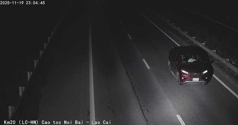 El propietario del vehiculo es multado por rociar el cinturon de seguridad. Foto: Departamento de Policia de Trafico