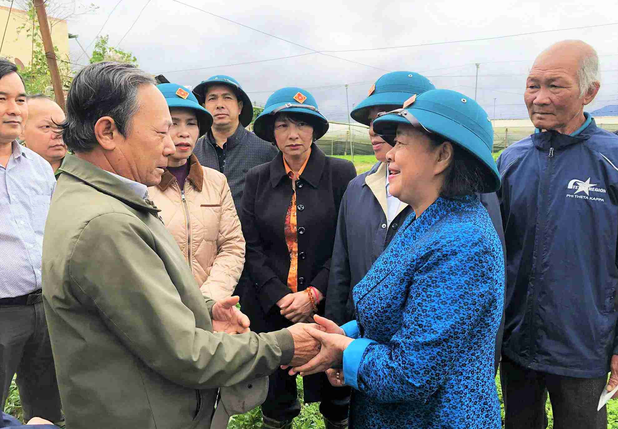 Chu tich Uy ban Trung uong MTTQ Viet Nam Bui Thi Minh Hoai an can tham hoi, dong vien nguoi dan vung lu Ka Do. Anh: Phuc Khanh