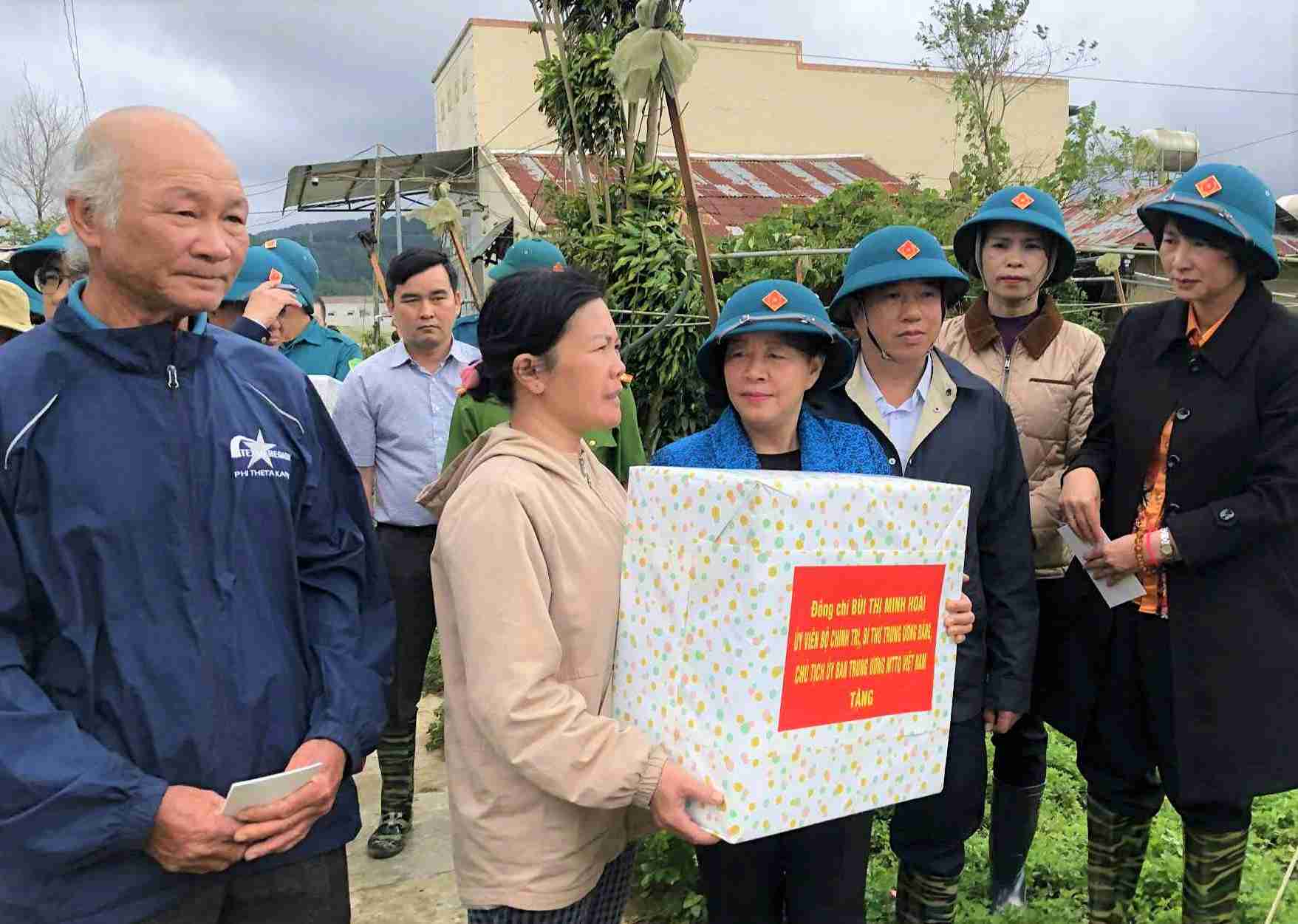 Chu tich Uy ban Trung uong MTTQ Viet Nam Bui Thi Minh Hoai trao ho tro cho gia dinh ong 