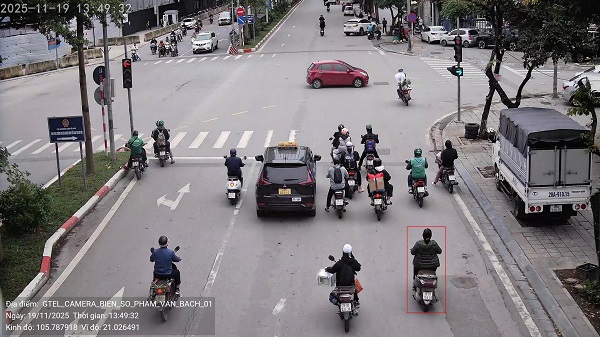 Muchos propietarios de motocicletas son multados en Hanoi. Foto: Departamento de Policia de Trafico