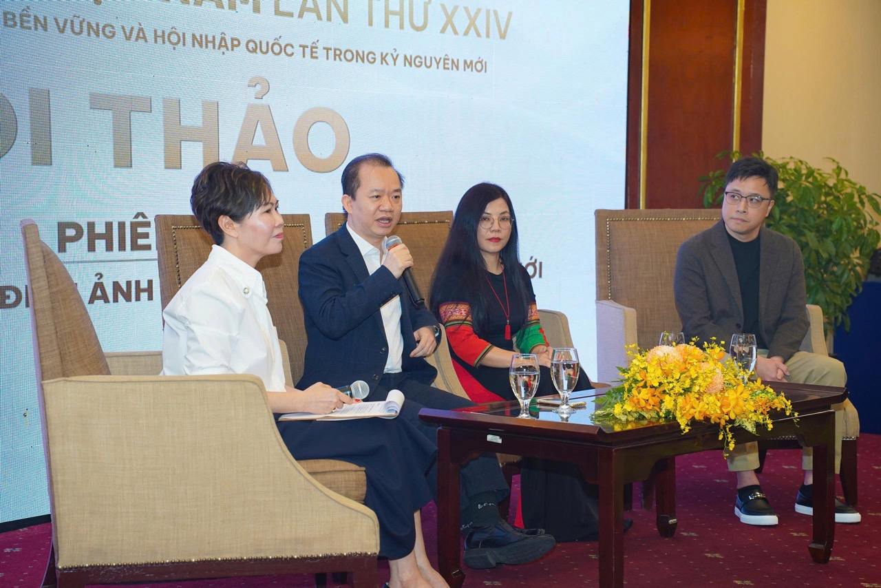 PGS.TS Bui Hoai Son chia se trong hoi thao. Anh: Thuy Vi.