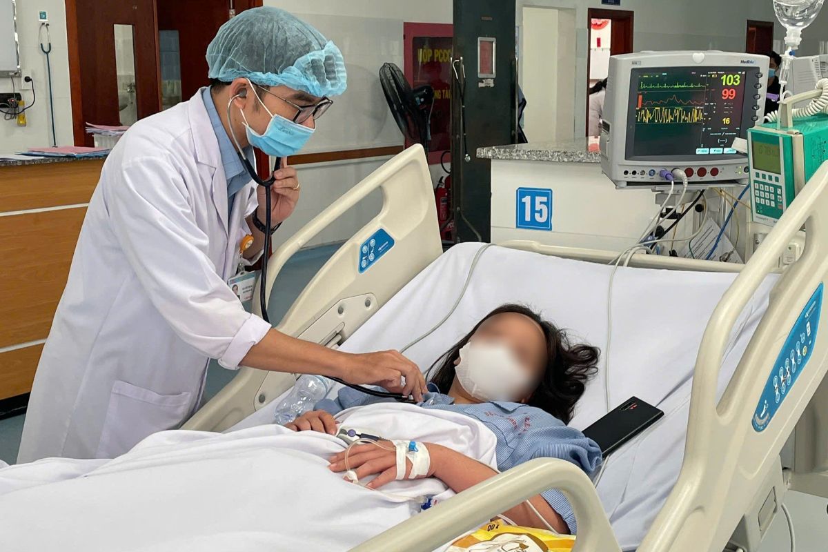 The doctor examined a patient who was shocked many times due to dengue fever. Photo: BVVT