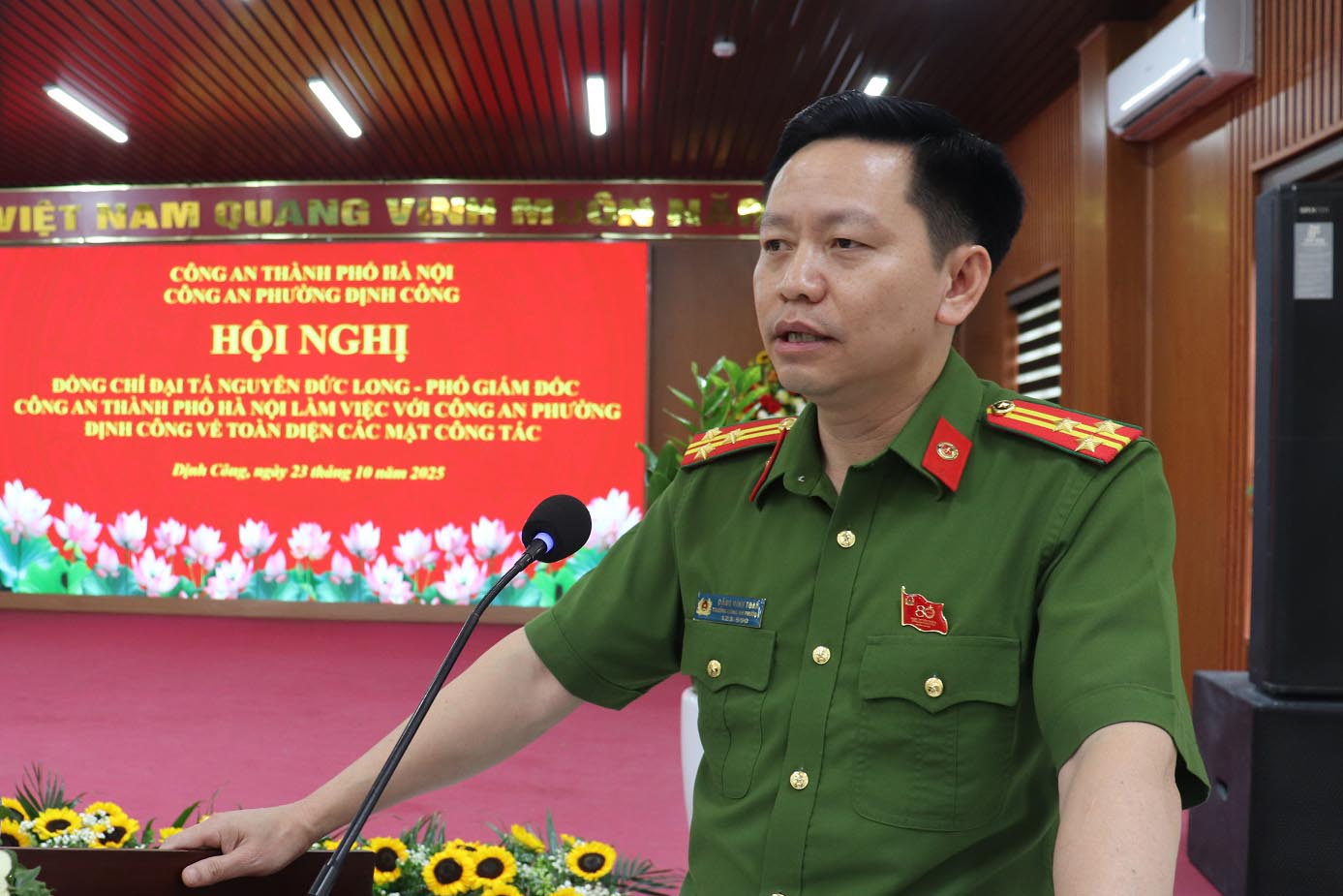 Lieutenant Colonel Dang Dinh Toan, Head of Dinh Cong Ward Police, was awarded a Certificate of Merit for his achievements in the fight against crime. Photo: Hanoi Police