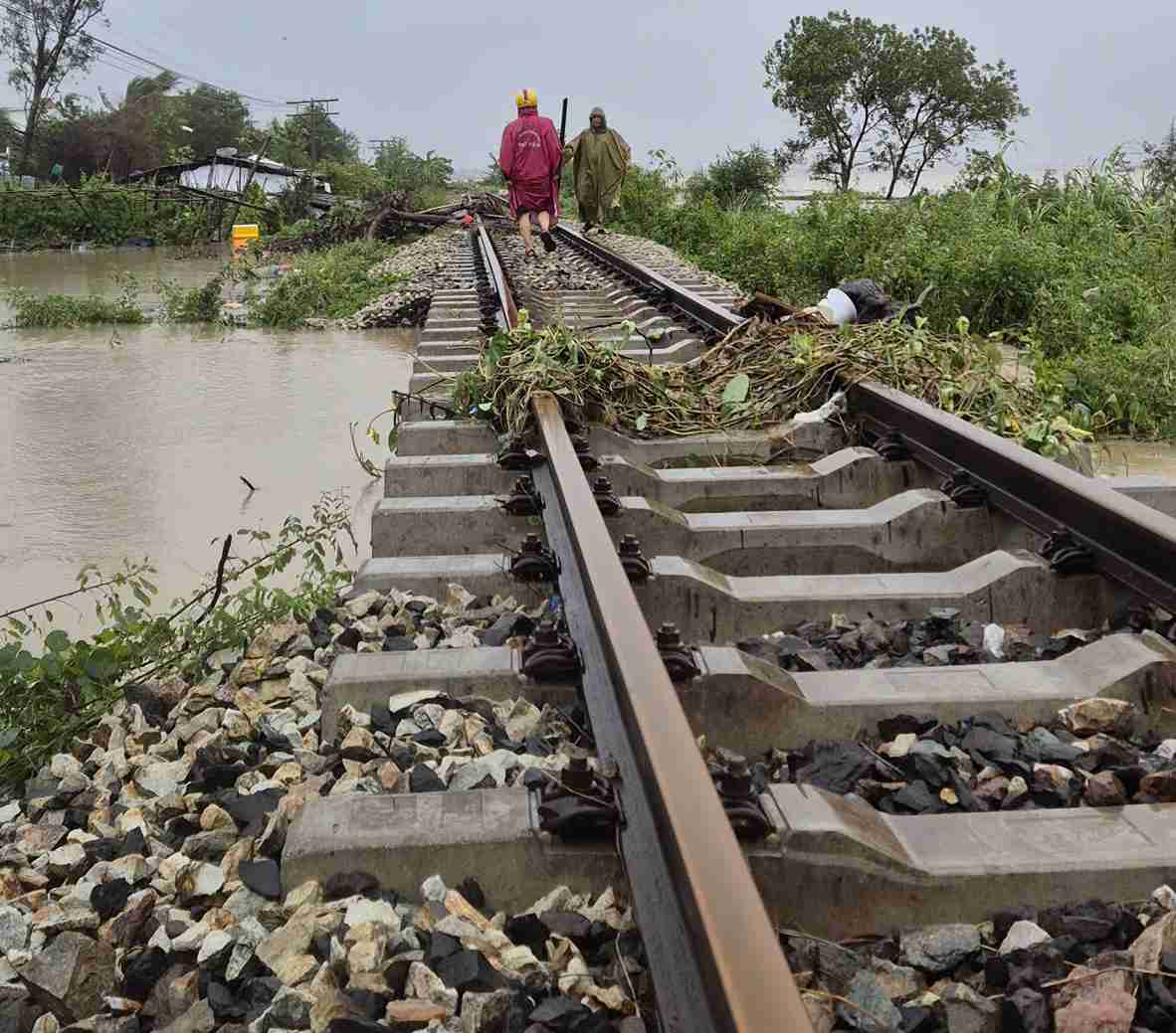 Nganh duong sat dang huy dong toi da nhan luc, vat luc khac phuc cac doan duong ray bi hu hong do nuoc lu dang cao. Anh: Huu Long