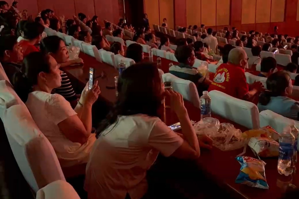 Le groupe d'amis de Mme Nguyen Thi Ly a prepare de l'eau potable et des gateaux pour participer a la projection du film. Photo : Thanh An
