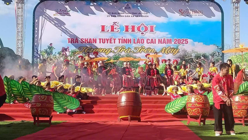 Chuong trinh nghe thuat “Huong tra tren may” do chinh nguoi dan trong vung bieu dien. 