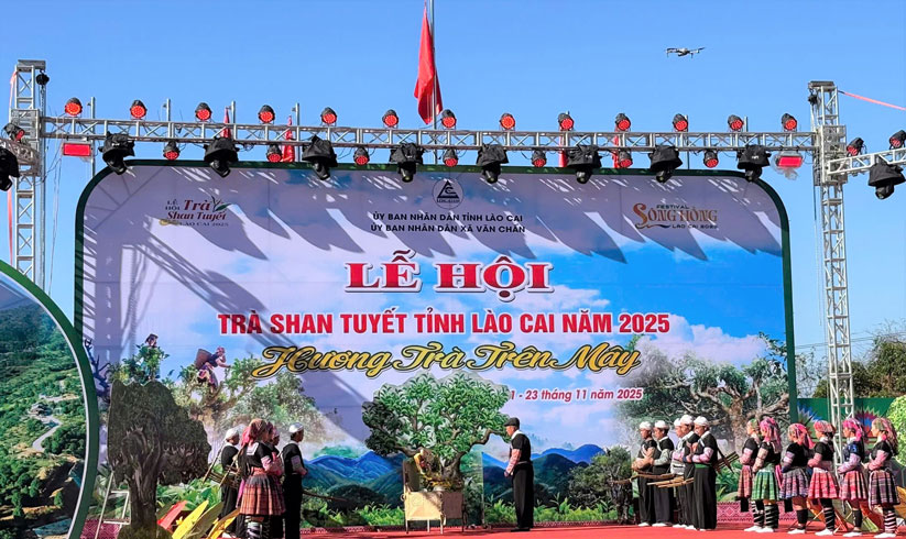 Tai hien le ton vinh cay che to tren san khau. 