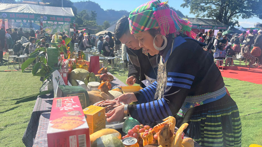 Nguoi dan Suoi Giang chuan bi cho phan thi mam co cung.  Anh: Thanh Ba