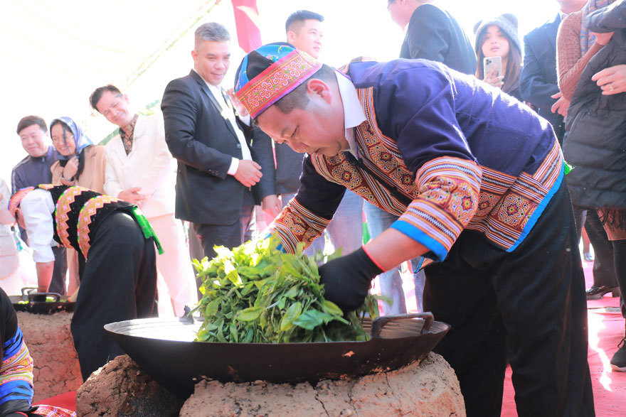 Cac tra nhan trinh dien xao che thu cong. 