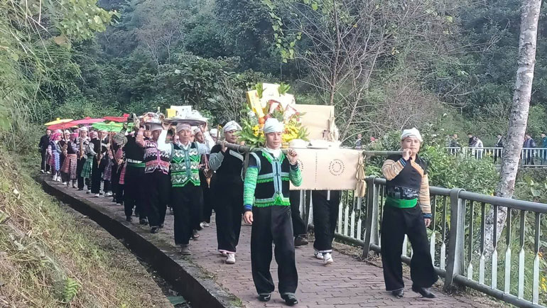 Doan ruoc le cung cay che to Shan Tuyet. Anh: Thanh Ba