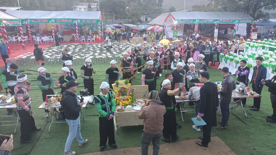 Dong dao nguoi dan xa Suoi Giang tham du buoi le 