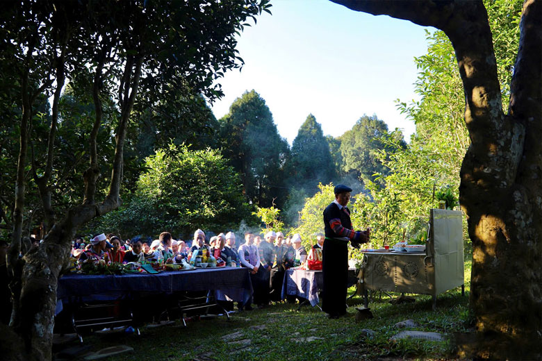 The ancient snow sweet soup offering ceremony is a gratitude and appreciation to heaven and earth of Suoi Giang people. Photo: Thanh Ba