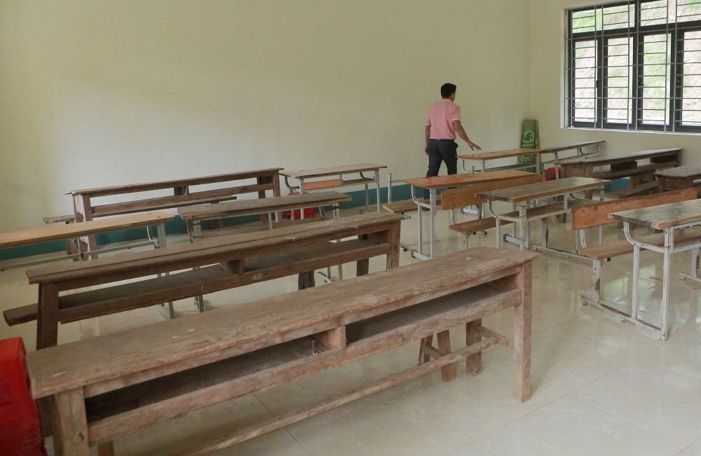 Nhung ban ghe bi hu hong phai khac phuc, sua chua de phuc vu viec hoc cho cac hoc sinh. Anh: Minh Hoang