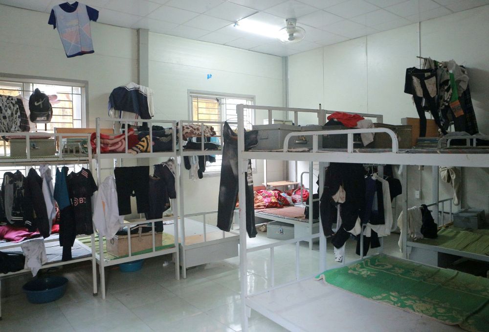 De co them cho ngu, nha truong da phai co dong ghep cac giuong tang lai voi nhau. Anh: Minh Hoang