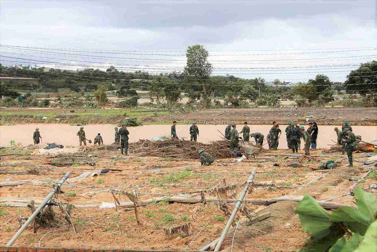 Luc luong vu trang tinh Lam Dong va Quan khu 7 ho tro nguoi dan khac phuc hau qua mua lu. Anh: Phuc Khanh