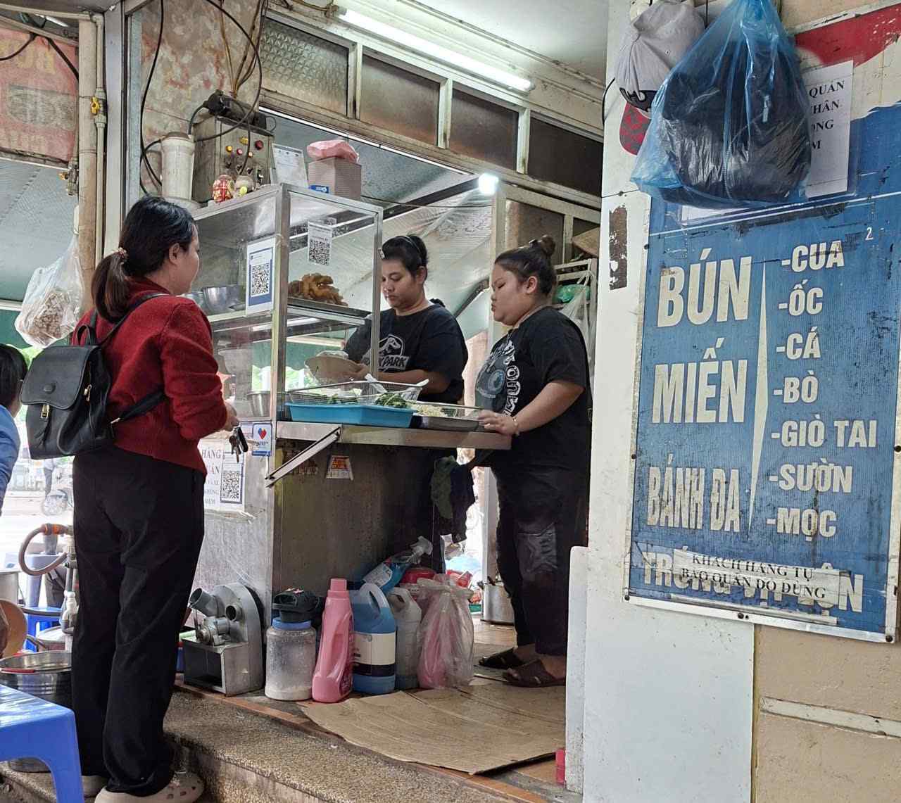 Le niveau de chiffre d'affaires a payer en impot propose pour les menages commerciaux est de 200 millions de VND/an soit pres de 17 millions de VND par mois un chiffre qui n'est pas difficile pour les petits menages qui font du commerce de restauration. Photo : Song Anh