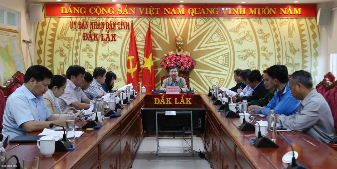 Chu tich UBND tinh Dak Lak Ta Anh Tuan, Truong ban Chi huy Phong thu dan su tinh chu tri cuoc hop ve cong tac ung pho, khac phuc anh huong cua thien tai. Anh: Minh Chi