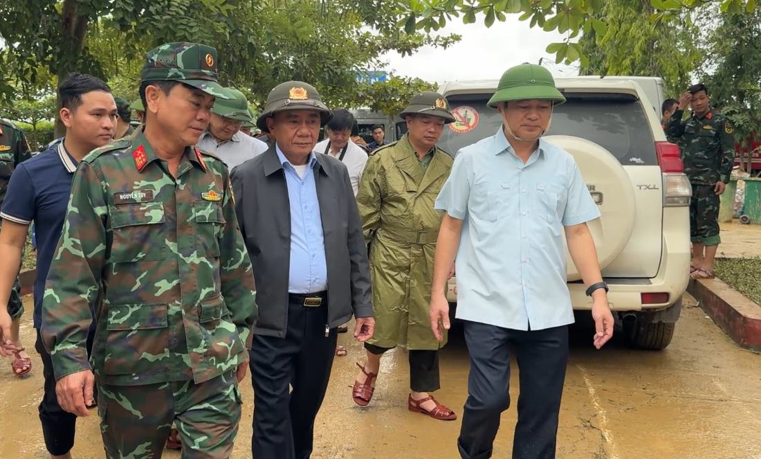 El Secretario General Permanente Tran Cam Tu visita anima y entrega regalos a la gente de Khanh Hoa. Foto: Huu Long