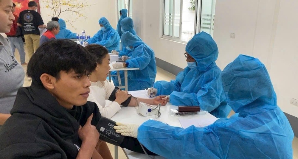 거의 100명의 노동자가 정기 건강 검진을 받았습니다. 사진: 꽝찌 노동조합